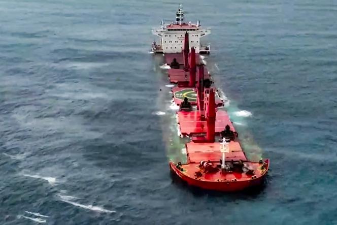 Le vraquier « Magic Seas », coulé par les rebelles houthistes en mer Rouge, le 6 juillet 2025.