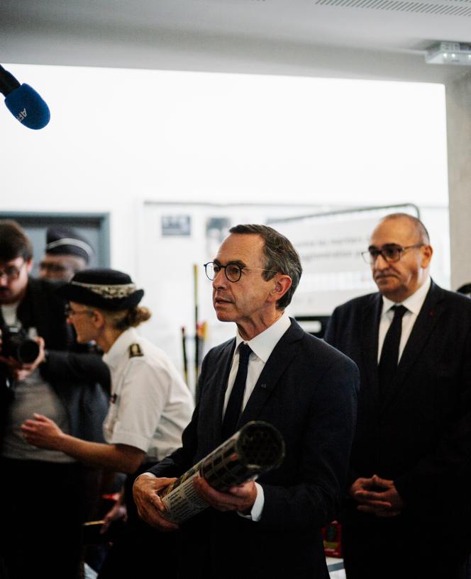 Le ministre de l’intérieur, Bruno Retailleau, au commissariat de police du 20ème arrondissement de Paris, le 24 juillet 2025.