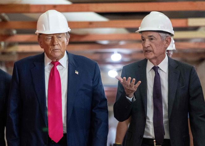 Le président américain Donald Trump s’entretient avec le président de la Fed Jerome Powell (à droite) lors de sa visite à la Réserve fédérale à Washington, le 24 juillet 2025.