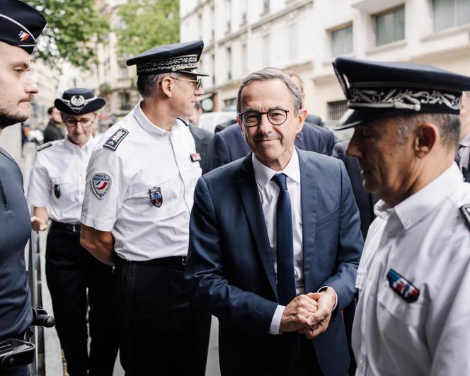 Le ministre de l’intérieur, Bruno Retailleau arrive au commissariat de Police du 20ᵉ arrondissement de Paris, jeudi 24 juillet 2025 au matin.