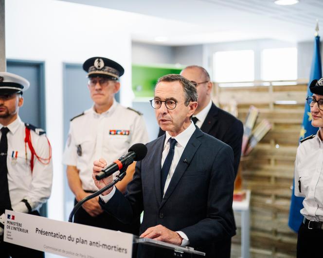 Le ministre de l’intérieur, Bruno Retailleau, au commissariat de police du 20ème arrondissement de Paris, le 24 juillet 2025.