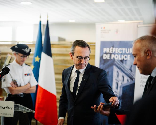 Le ministre de l’intérieur, Bruno Retailleau, au commissariat de police du 20ᵉ arrondissement de Paris, le 24 juillet 2025.