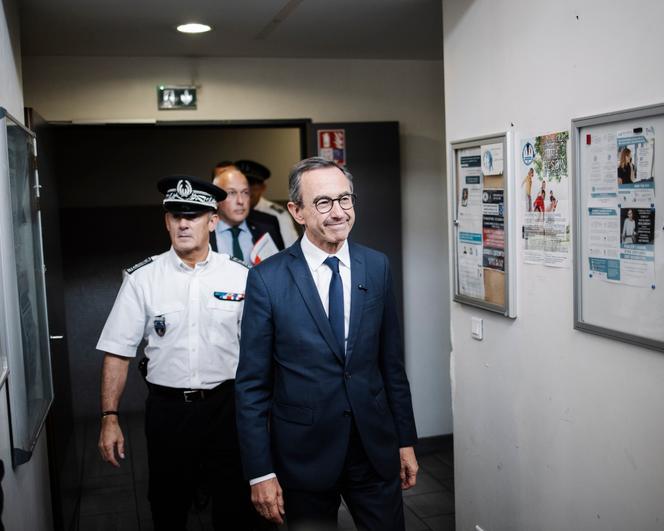 Le ministre de l’Intérieur, Bruno Retailleau, au commissariat du 20ème arrondissement de Paris, le 24 juillet 2025.