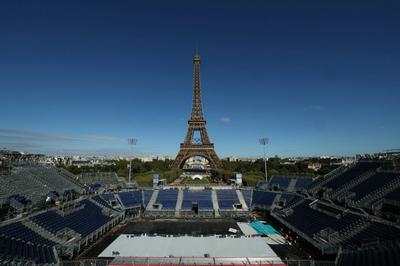 Le Stade tour Eiffel, installé sur le Champ-de-Mars pour les Jeux olympiques 2024, durant les travaux de démontage, le 13 septembre 2024 à Paris.