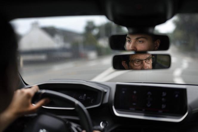 Un moniteur d’auto-école et un élève lors d’une leçon de conduite à Quimper, dans l’ouest de la France, le 24 juillet 2025. 