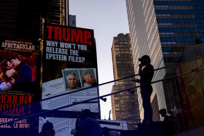 Un écran diffuse un message demandant que soient rendus public les « dossiers Epstein » à Times Square, à New York, le 23 juillet 2025.