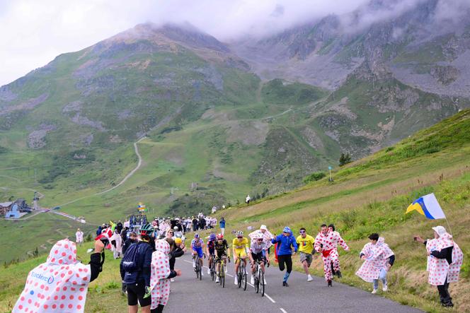 Pluie, nuages gris et dénivelé, l’épreuve reine du Tour de France, entre Vif et le col de la Loze, n’a pas ménagé les coureurs, jeudi 24 juillet 2025.
