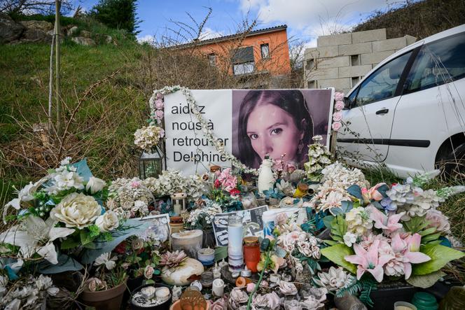 Un portrait de Delphine Jubillar, devant sa maison à Cagnac-les-Mines (Tarn), le 6 mars 2025.
