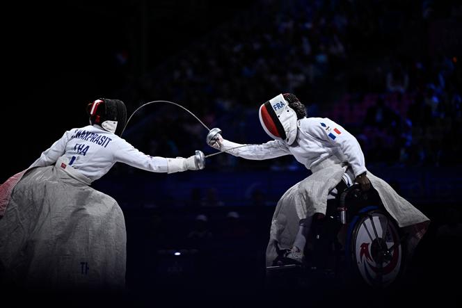 La Française Clémence Delavoipiere (à droite) et la Thaïlandaise Duean Nakprasit, lors de l’épreuve d’épée en fauteuil des Jeux paralympiques de Paris, le 7 septembre 2024. 