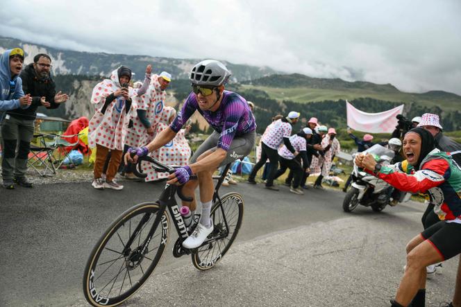 Ben O’Connor dans l’ascension du col de la Loze lors de la 18ᵉ étape du Tour de France, le 24 juillet 2025.