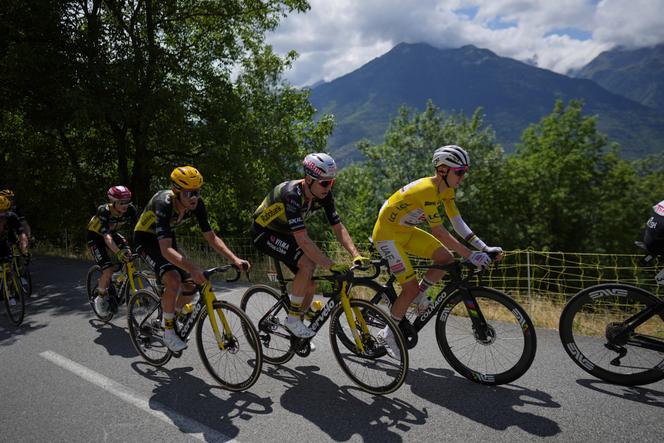 Le maillot jaune Tadej Pogacar, suivi des coureurs de la Visma-Lease a Bike Wout van Aert, Tiesj Benoot et Jonas Vingegaard, dans le col de la Madeleine lors de la 18e étape du Tour de France, le 24 juillet 2025.