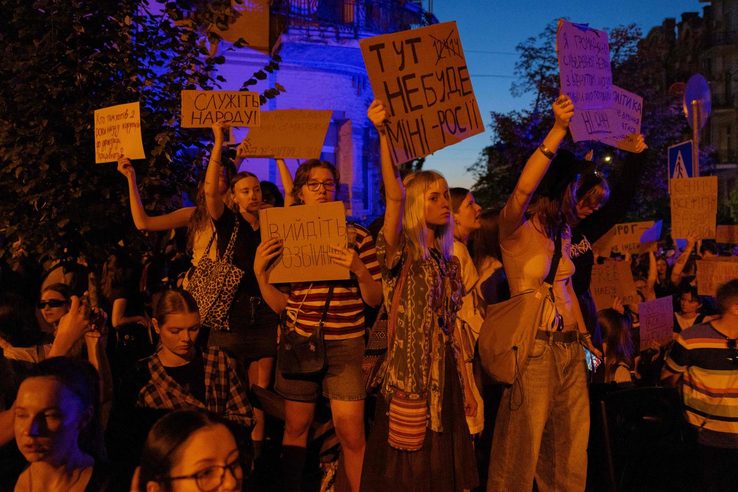 Ukraine: The 'cardboard revolution' enters its second day of protests