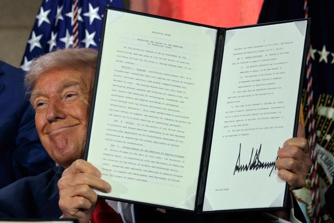 Donald Trump exhibe son décret signé à l’occasion d’un sommet sur l’IA organisé à Washington, le 23 juillet 2025.