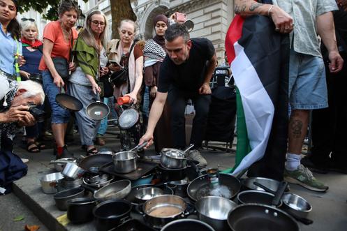 Une manifestation pour protester contre la pénurie alimentaire qui sévit dans la bande de Gaza, devant les grilles de Downing Street, dans le centre de Londres, le 25 juillet 2025.