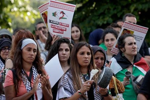 Manifestation de soutien au peuple palestinien et pour dénoncer les pénuries alimentaires  dans la bande de Gaza, aux Invalides, à Paris, le 25 juillet 2025.