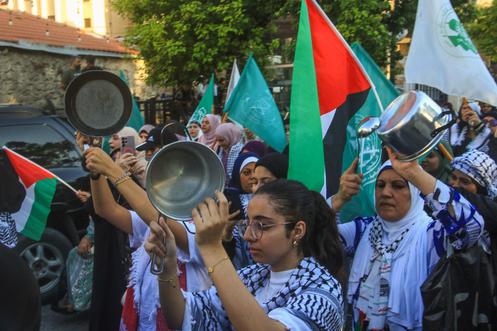 Des manifestants tapent sur des casseroles lors d’un rassemblement pour dénoncer la politique de famine organisée par Israël dans la bande de Gaza, dans la ville portuaire de Saïda, dans le sud du Liban, le 25 juillet 2025.