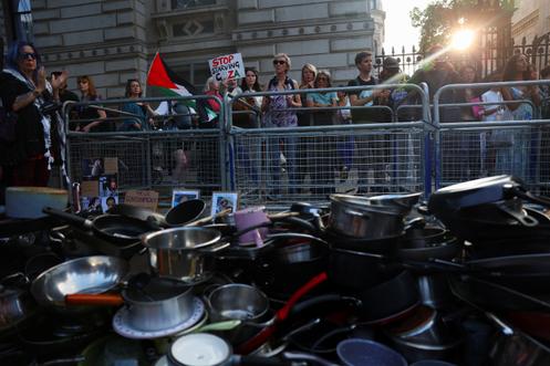 Des casseroles et des poêles sont empilées devant Downing Street, lors d’une manifestation propalestinienne pour rendre hommage aux Palestiniens abattus alors qu’ils faisaient la queue pour de la nourriture à Gaza, à Londres, en Grande-Bretagne, le 25 juillet 2025.