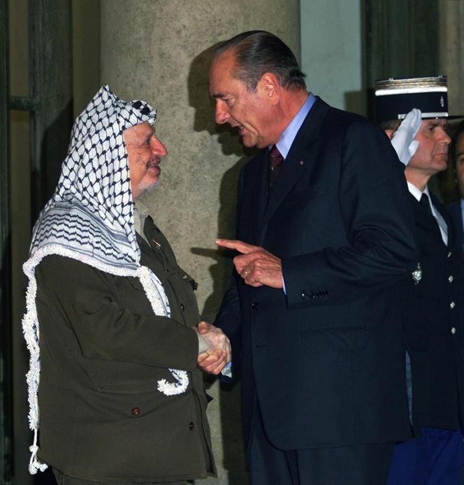 Jacques Chirac accueille le chef de l’Autorité palestinienne, Yasser Arafat, à l'issue de la signature d’un accord de paix israélo-palestinien, le 4 octobre 2000 à Paris.