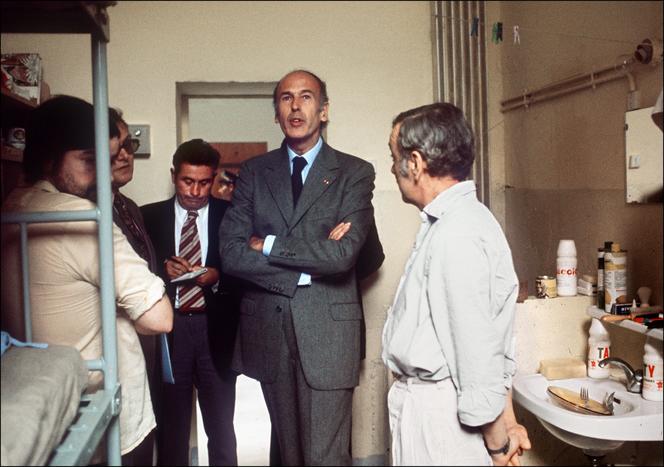 Le président de la République Valéry Giscard d'Estaing, dans une cellule de la maison d’arrêt Saint-Paul, à Lyon, le 10 août 1974.