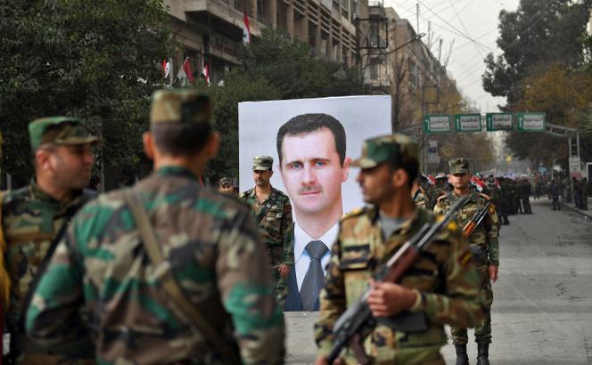Un portrait de Bachar Al-Assad, lors d’un défilé militaire à Alep (Syrie), le 21 décembre 2017.