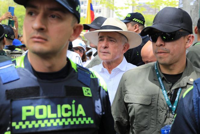 L’ancien président colombien, Alvaro Uribe (au centre), à Medellin (Colombie), le 15 juin 2025.