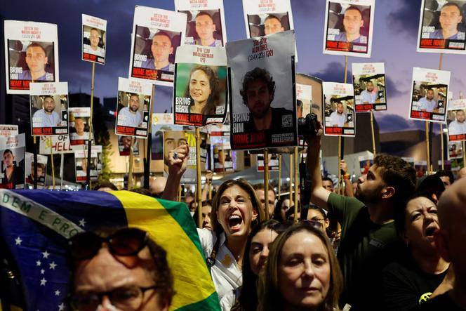 Des manifestants brandissent des portraits d’otages retenus à Gaza, lors d’un rassemblement à Tel-Aviv, le 19 juillet 2025.