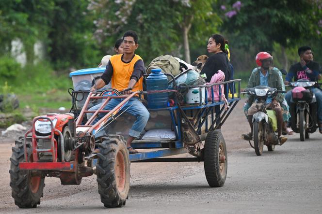 Des habitants quittent leur maison près de la frontière entre le Cambodge et la Thaïlande, dans la province d’Oddar Meanchey, au Cambodge, le 25 juillet 2025.