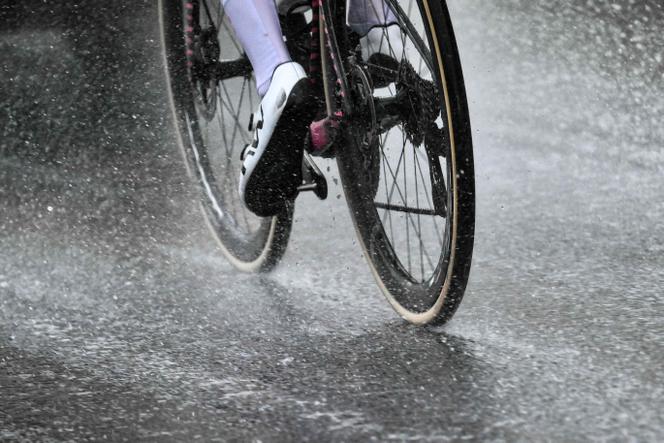 Les coureurs n’ont pas été épargnés par la météo pour leur dix-neuvième jour de course, eux qui ont passé une bonne partie de l’étape sous la pluie.