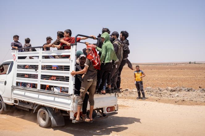 Des familles de Bédouins fuient la région de Souweïda (Syrie), à un check-point permettant de contrôler les entrées dans les zones tenues par les troupes de Damas, le 24 juillet 2025.