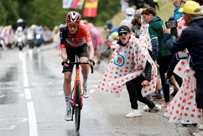 Thymen Arensman in action during stage 19 as spectators cheer on. Albertville to La Plagne in France, July 25, 2025.