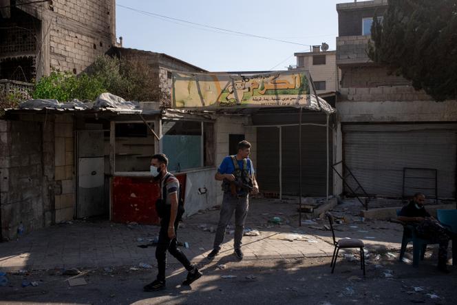 Des hommes armés appartenant à un groupe druze, à Souweïda, en Syrie, le 23 juillet 2025.