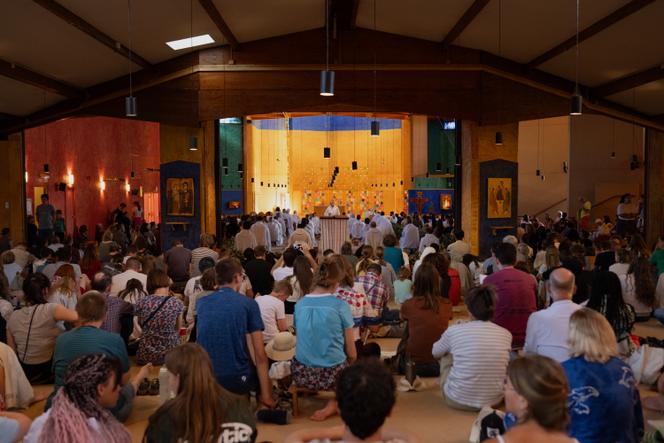 Prière du midi avec les frères de Taizé. A Taizé (Saône-et-Loire), lieu de rencontres entre jeunes croyants, le 17 juillet 2025.