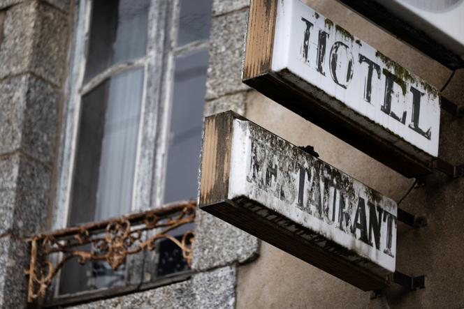 Façade d’un hôtel restaurant fermé, à Callac (Côtes-d’Armor), le 28 juin 2024.