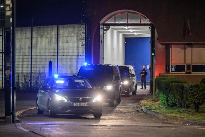 Un convoi, qui transporte le militant communiste libanais Georges Ibrahim Abdallah, quitte la prison de Lannemezan, près de Tarbes, dans le sud-ouest de la France, pour son extradition vers Beyrouth, le 25 juillet 2025.