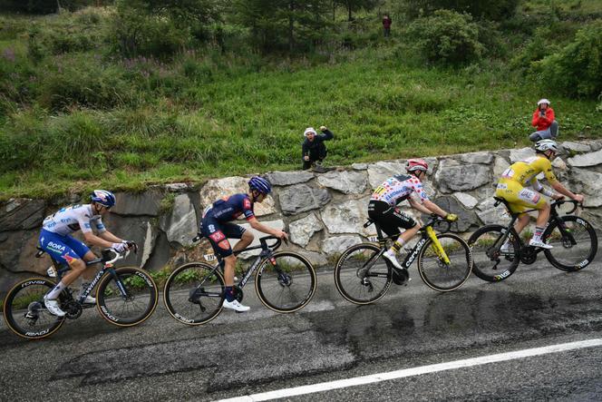 De gauche à droite, Florian Lipowitz, Oscar Onley, Jonas Vingegaard et Tadej Pogacar, lors de la 19e étape du Tour de France, entre Albertville et La Plagne, en Savoie, le 25 juillet 2025.