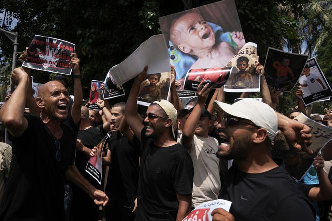 Des manifestants brandissent des photographies d’enfants palestiniens, lors d’un rassemblement pour la fin de la guerre, à Jaffa (Israël), le 25 juillet 2025.
