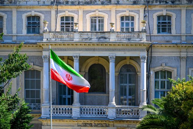 Un drapeau iranien flotte devant le consulat du pays, où des diplomates rencontrent leurs homologues allemands, britanniques et français pour de nouvelles négociations sur le nucléaire, à Istanbul, en Turquie, le 25 juillet 2025.  