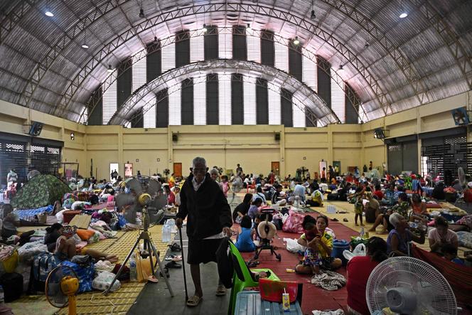Des personnes évacuées dans un gymnase sur le terrain de l’université Surindra Rajabhat dans la province frontalière thaïlandaise de Surin, le 25 juillet 2025.
