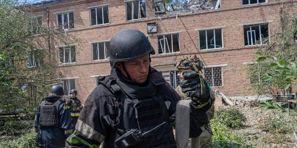 Une équipe de secours sur les lieux d’un hôpital touché par un bombardement russe à Kharkiv (Ukraine), le 25 juillet 2025. - ANDRII MARIENKO / AP