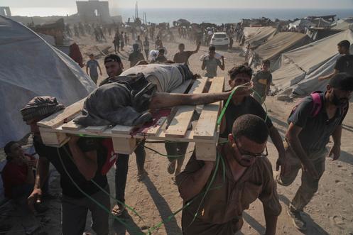 Un homme qui a été tué alors qu’il tentait d’atteindre des camions d’aide humanitaire entrés dans la ville de Gaza, le 26 juillet 2025.