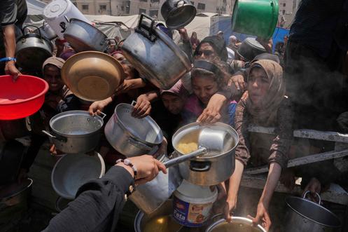 Distribution par une cuisine communautaire, dans la ville de Gaza, le 26 juillet 2025.