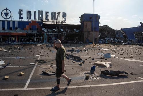 Un centre commercial touché par un bombardement russe, à Kamianske, dans l’oblast de Dnipropetrovsk (Ukraine), le 26 juillet 2025.
