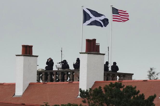 Des forces spéciales de police se tiennent sur un toit pour surveiller le terrain de golf Trump Turnberry à Turnberry (Écosse), le 26 juillet 2025.