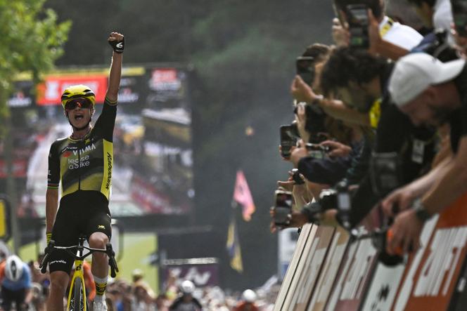 Marianne Vos célèbre sa victoire sur la première étape de la quatrième édition du Tour de France, entre Vannes et Plumelec, dans le Morbihan, le 26 juillet 2025.