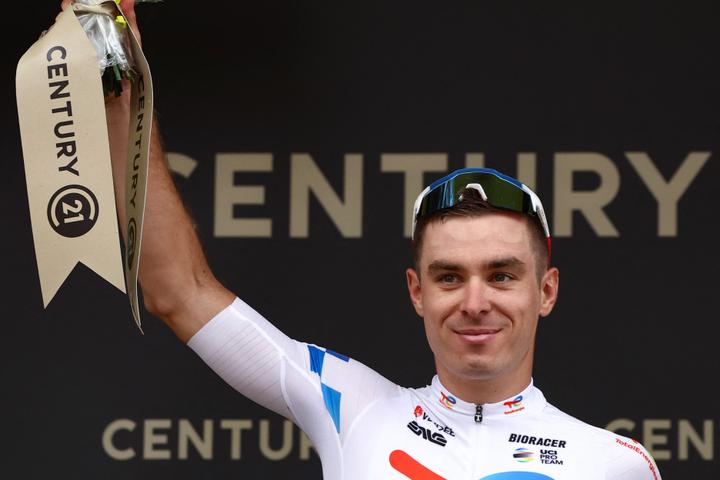 Mattéo Vercher (TotalEnergies) après avoir reçu le prix du coureur le plus combatif, à l’issue de la première étape du Tour de France, à Lille, le 5 juillet 2025.