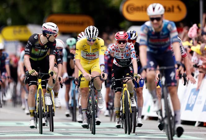 Tadej Pogacar (au centre), Wout van Aert (à gauche) et Jonas Vingegaard franchissent la ligne d’arrivée de la 20e étape du Tour de France, le 26 juillet 2025.