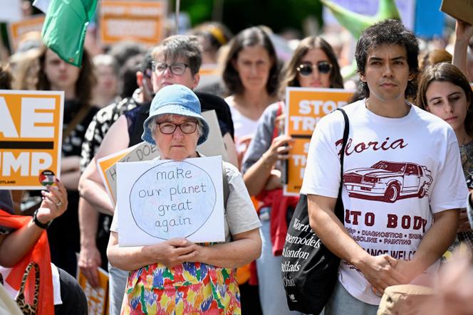 Des manifestants anti-Trump se rassemblent lors d’une manifestation organisée par le groupe militant Stop Trump Coalition pour protester contre la visite du président américain, Donald Trump, en Ecosse, à Edimbourg, le 26 juillet 2025.