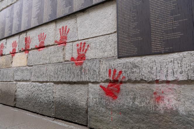 Les tags de mains rouges au Mémorial de la Shoah, à Paris, le 14 mai 2024.