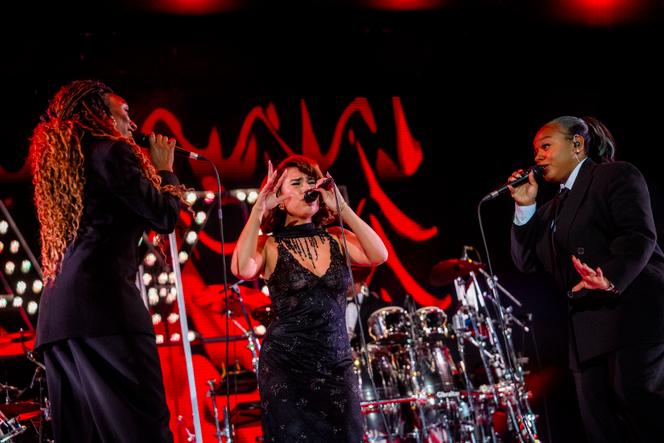 La chanteuse britannique Raye lors de son concert au Nice Jazz Fest, le 24 juillet 2025.