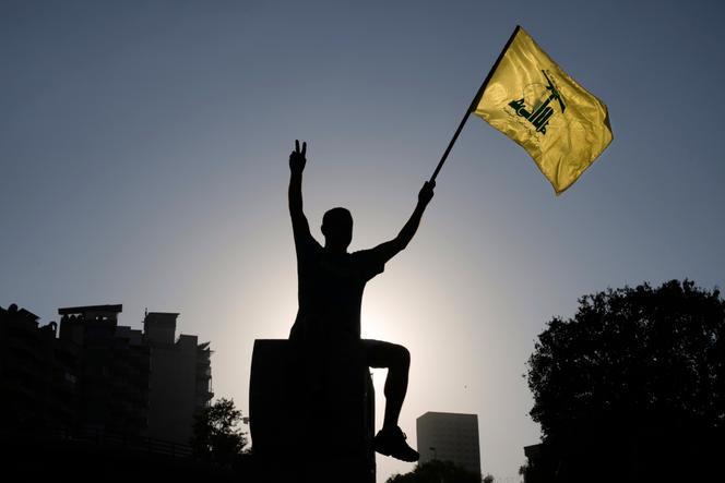Un homme brandit un drapeau du Hezbollah à Beyrouth, le 26 juillet 2025.